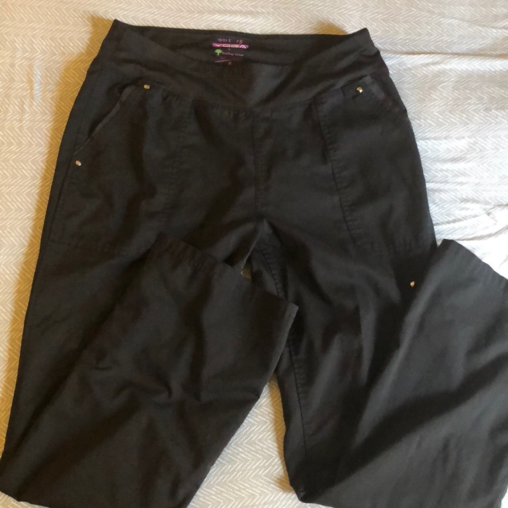 Black scrub pants! 👩🏼‍⚕️